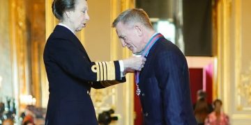 Daniel Craig recibe misma condecoración que James Bond