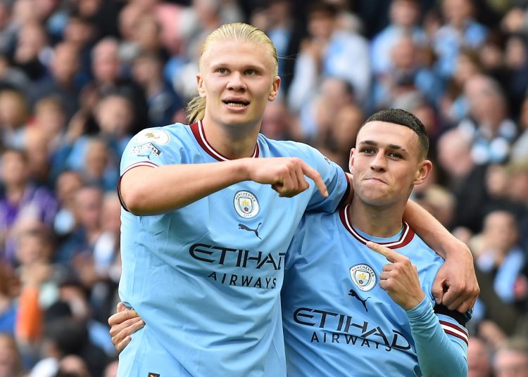 Manchester (United Kingdom), 02/10/2022.- Phil Foden (R) of Manchester City celebrates with Erling Haaland (L) after scoring a hat-trick in the English Premier League soccer match between Manchester City and Manchester United at Etihad Stadium in Manchester, Britain, 02 October 2022. (Reino Unido) EFE/EPA/PETER POWELL EDITORIAL USE ONLY. No use with unauthorized audio, video, data, fixture lists, club/league logos or 'live' services. Online in-match use limited to 120 images, no video emulation. No use in betting, games or single club/league/player publications