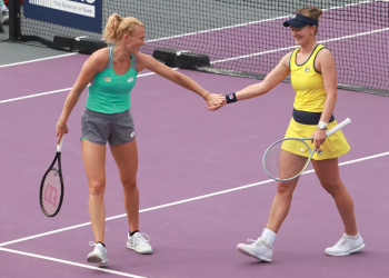 Krejcikova y Siniakova, encabezan las semifinales de dobles