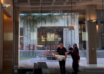 ¿Por qué Elon Musk entró a la sede de Twitter con un lavamanos? te decimos