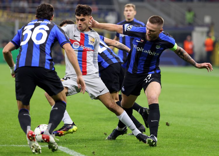Milan (Italy), 04/10/2022.- Barcelona's Pedri (C) challenges for the ball with Inter Milan's Matteo Darmian (L) and his teammate Milan Skriniar during the UEFA Champions League Group C match between FC Inter and FC Barcelona at Giuseppe Meazza stadium in Milan, Italy, 04 October 2022. (Liga de Campeones, Italia) EFE/EPA/MATTEO BAZZI