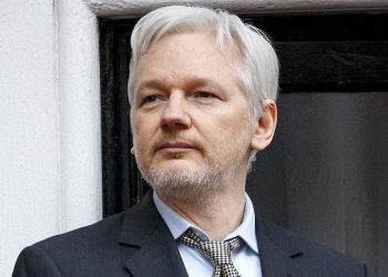 Julian Assange da positivo a COVID 19