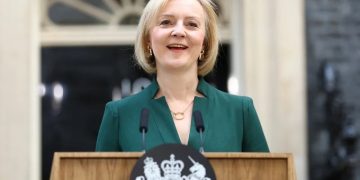 Truss presenta a Carlos III su renuncia oficial