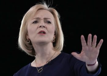 Así se defiende Liz Truss, primer ministra británica ante reproches de la oposición