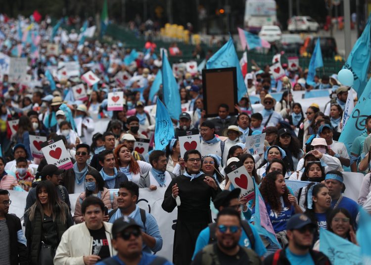 MEX6149. CIUDAD DE MÉXICO (MÉXICO), 09/10/2022.- Integrantes de diversas organizaciones sociales se manifiestan hoy, en Ciudad de México (México). Miles de personas, entre mujeres, hombres, jóvenes, niñas y niños, encabezadas por organizaciones civiles marcharon este domingo por segundo año consecutivo de forma pacífica por las calles de Ciudad de México para manifestarse a favor de la mujer, la vida y la paz. EFE/Sáshenka Gutiérrez