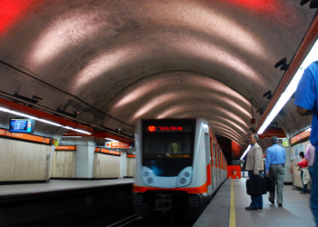 Denuncian que trabajadores del Metro utilizan celulares para labores de ejecución de trenes
