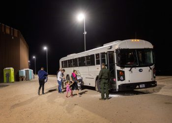 Nueva York declara estado de emergencia ante la llegada de miles de migrantes