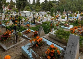 Más de 3 mil policías vigilarán panteones en CDMX por festividades de Día de Muertos