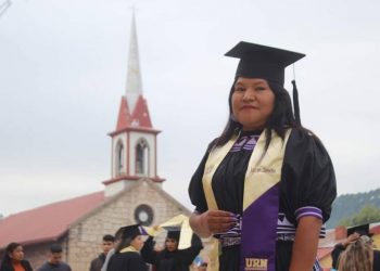 Pese a todo rarámuri se gradúa como abogada
