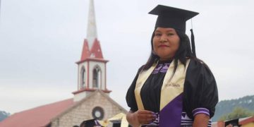 Pese a todo rarámuri se gradúa como abogada
