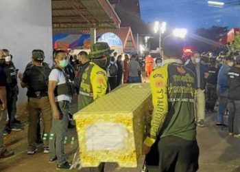 Los familiares dan el último adiós a las víctimas de la matanza en Tailandia
