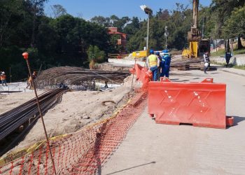 Caída de emparrillado en obras del Tren Interurbano deja trabajadores lesionados