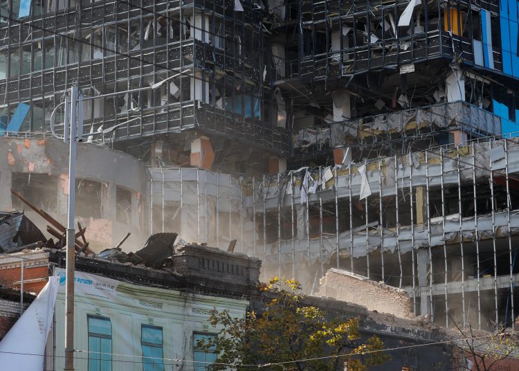 Kyiv (Ukraine), 10/10/2022.- A damaged building after shelling in downtown Kyiv (Kiev), Ukraine, 10 October 2022. Explosions have been reported in several districts of the Ukrainian capital Kyiv on 10 October. At least nine people died and dozens injured as a result of rocket attacks, the State Emergency Service (SES) of Ukraine said. Russian troops entered Ukraine on 24 February 2022 starting a conflict that has provoked destruction and a humanitarian crisis. (Atentado, Rusia, Ucrania) EFE/EPA/SERGEY DOLZHENKO