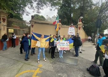 Ucranianos se manifiestan en la embajada rusa