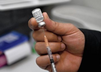 OMS recomienda que segunda dosis de refuerzo contra COVID 19 se aplique a estos grupos de la población
