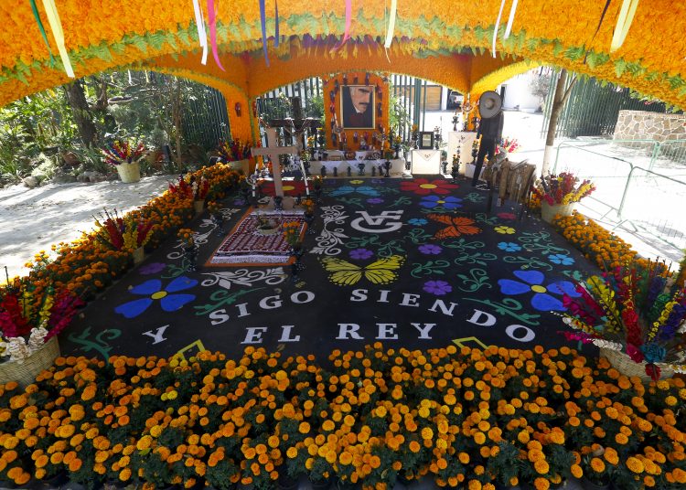 MEX8640. TLAJOMULCO (MÉXICO), 31/10/2022.- Vista general hoy del altar de Día de Muertos dedicado al cantante mexicano Vicente Fernández, en el rancho Los Tres Potrillos, en el municipio de Tlajomulco, Jalisco (México). Con un colorido altar al pie de su tumba en su rancho, ubicado a las afueras de la ciudad mexicana de Guadalajara, el cantante de música ranchera Vicente Fernández es recordado estos días por su familia y por decenas de sus seguidores que han viajado de todas partes del país y Estados Unidos hasta el estado de Jalisco, oeste de México. EFE/ Francisco Guasco