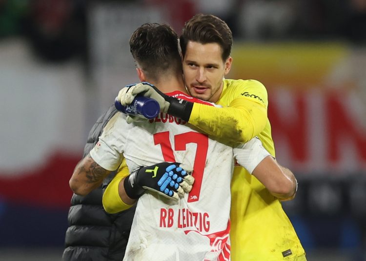 Leipzig (Germany), 25/10/2022.- Goalkeeper Janis Blaswich (R) and Dominik Szoboszlai of RB Leipzig celebrate after the UEFA Champions League group F soccer match between RB Leipzig and Real Madrid in Leipzig, Germany, 25 October 2022. (Liga de Campeones, Alemania) EFE/EPA/MARTIN DIVISEK