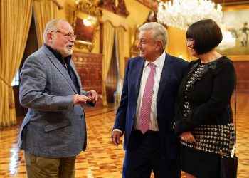 López Obrador recibe al filósofo español Fernando Savater