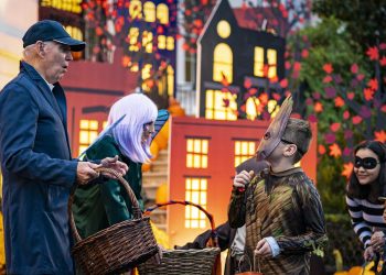 ¿Dulce o Truco? así recibió Biden y su esposa a decenas de niños por Halloween