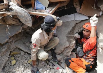 Sube el número de muertos por el sismo en Indonesia