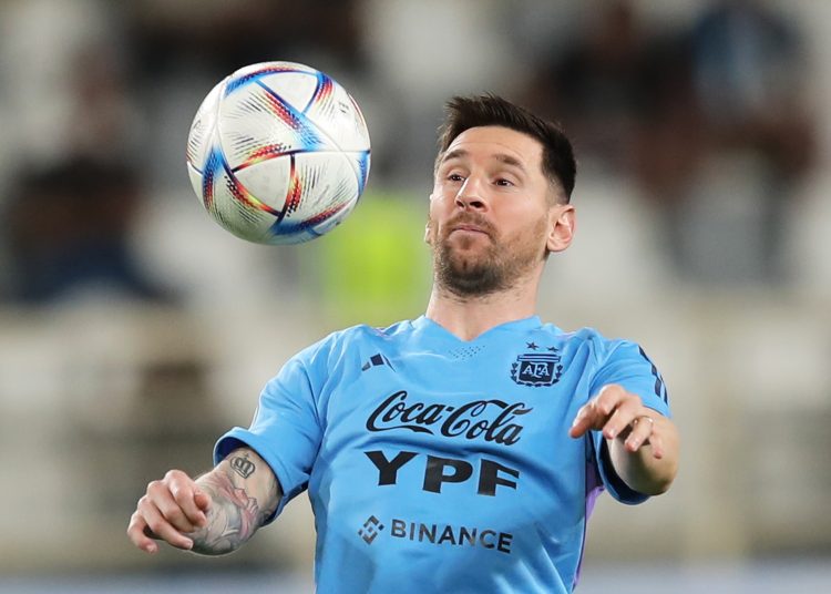 Abu Dhabi (United Arab Emirates), 14/11/2022.- Argentina's Lionel Messi performs during his team's training session in Abu Dhabi, United Arab Emirates, 14 November 2022. Argentina will face the UAE on 15 November 2022 in preparation for the upcoming FIFA World Cup 2022 in Qatar. (Mundial de Fútbol, Emiratos Árabes Unidos, Catar) EFE/EPA/ALI HAIDER