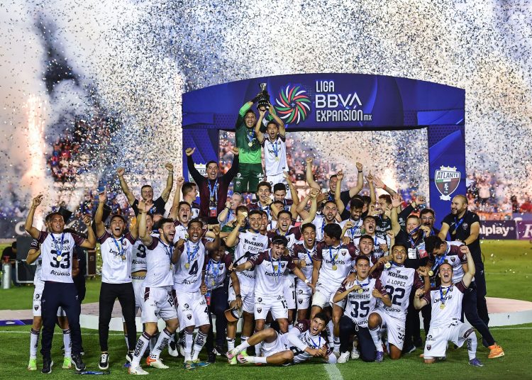 Humberto Hernandez and Christian Bermudez lifties the Champion trophy during the game Celaya FC vs Atlante, corresponding second leg Final of the Torneo Apertura 2022 of the Liga BBVA Expansion MX, at Miguel Aleman Valdes Stadium, on November 12, 2022.



Humberto Hernandez y Christian Bermudez levantan el trofeo de Campeon durante el partido Celaya FC vs Atlante correspondiente a la vuelta de Final del Torneo Apertura 2022 de la Liga BBVA Expansion MX, en el Estadio Miguel Aleman Valdes, el 12 de noviembre de 2022.