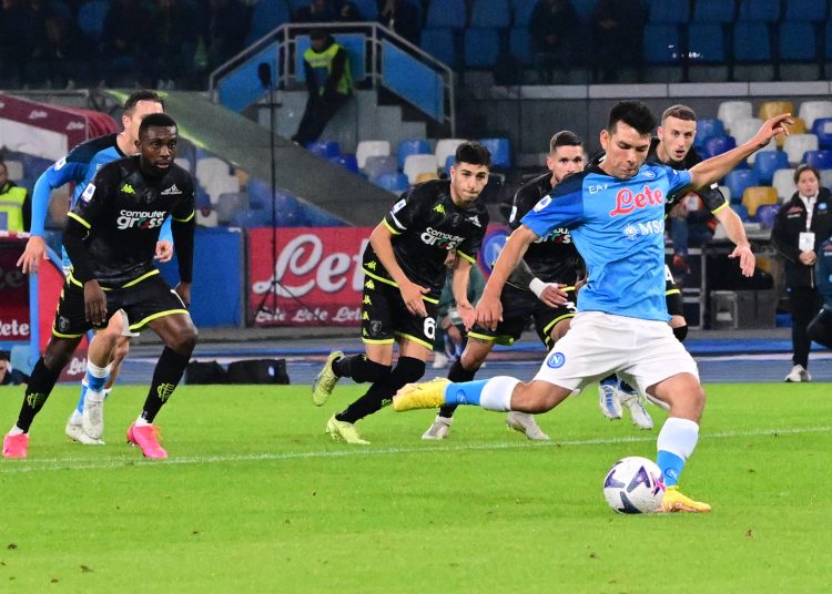 Napoli (Italy), 08/11/2022.- Napoli's foreward Hirving Lozano scores the 1-0 goal from the penalty spot during the Italian Serie A soccer match between SSC Napoli and Empoli FC, in Naples, Italy, 08 November 2022. (Italia, Nápoles) EFE/EPA/CIRO FUSCO