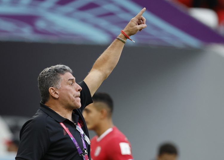 . RAYÁN (CATAR), 27/11/2022.- El seleccionador de Costa Rica Luis Fernando Suárez reacciona hoy, en un partido de la fase de grupos del Mundial de Fútbol Qatar 2022 entre Japón y Costa Rica en el estadio Áhmad Bin Ali en Rayán (Catar). EFE/ José Méndez