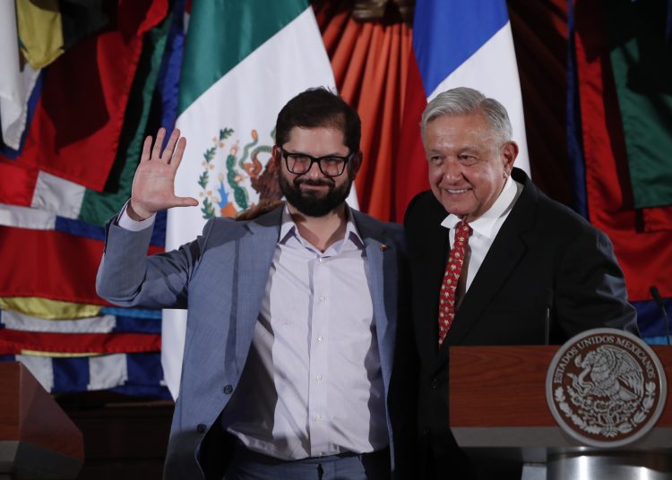 MEX717. CIUDAD DE MÉXICO (MÉXICO), 23/11/2022.- El presidente de México, Andrés Manuel López Obrador (d), y su homólogo de Chile, Gabriel Boric, saludan hoy tras una rueda de prensa conjunta en el Palacio Nacional de la Ciudad de México (México). Boric dijo este miércoles, después ser recibido en el Palacio Nacional de México por Andrés Manuel López Obrador, que este encuentro es un paso para "hablarle al mundo desde Latinoamérica" a pesar de la cancelación de último momento de la cumbre de la Alianza del Pacífico. EFE/Mario Guzmán