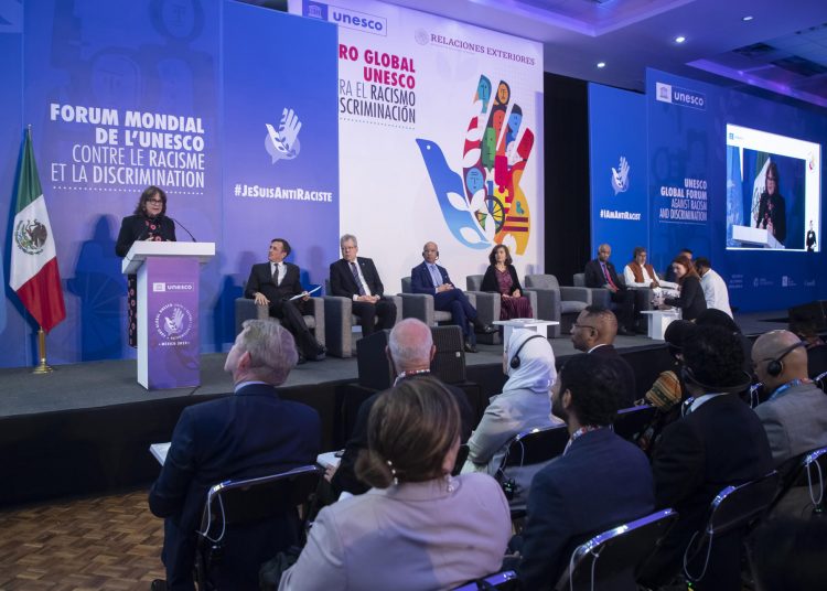 MEX1281. CIUDAD DE MÉXICO (MÉXICO), 28/11/2022.- La subsecretaria para Asuntos Multilaterales y Derechos Humanos de México, Martha Delgado (i), habla hoy durante su participación en el Foro Global contra el Racismo y la Discriminación de la UNESCO, en Ciudad de México (México). El Foro Global contra el Racismo y la Discriminación de la UNESCO arrancó este lunes en la capital mexicana, donde reunirá a representantes políticos de diversos países, organizaciones civiles de derechos humanos y activistas relacionados con la lucha contra la xenofobia. EFE/Isaac Esquivel