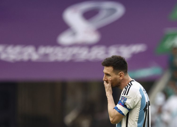 GR2008. LUSAIL (CATAR), 22/11/2022.- Lionel Messi de Argentina reacciona hoy, en un partido de la fase de grupos del Mundial de Fútbol Qatar 2022 entre Argentina y Arabia Saudita en el estadio de Lusail  (Catar). EFE . EFE/ Rodrigo Jiménez