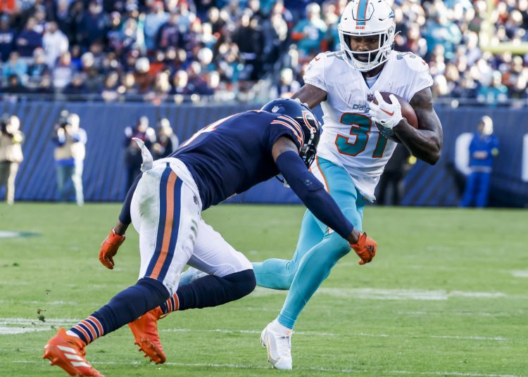 Chicago (United States), 06/11/2022.- Miami Dolphins running back Raheem Mostert (R) tries to stiff-arm his way away from Chicago Bears safety Eddie Jackson (L) during the NFL game between the Miami Dolphins and the Chicago Bears at Soldier Field in Chicago, Illinois, USA, 06 November 2022. The Dolphins defeated the Bears. (Estados Unidos) EFE/EPA/TANNEN MAURY