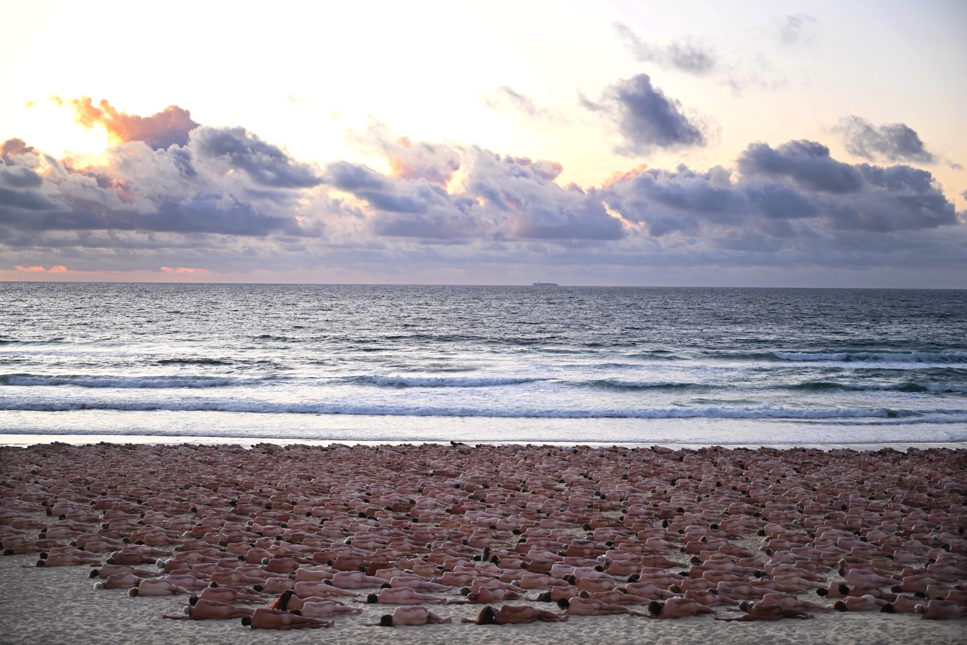 Personas se desnudan en playa australiana contra cáncer de piel