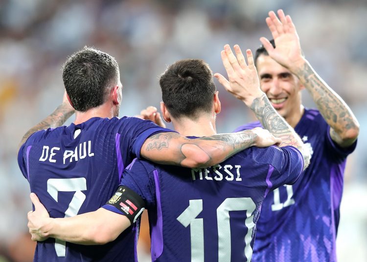 Abu Dhabi (United Arab Emirates), 16/11/2022.- Lionel Messi of Argentina celebrates with teammates Angel di Maria (R) and Rodrigo de Paul after scoring the fourth goal of his team during the international friendly soccer match between the United Arab Emirates and Argentina in Abu Dhabi, UAE, 16 November 2022. Argentina is preparing for the FIFA World Cup 2022 in Qatar with their first match against Saudi Arabia on 22 November. (Futbol, Amistoso, Mundial de Fútbol, Arabia Saudita, Emiratos Árabes Unidos, Catar) EFE/EPA/ALI HAIDER