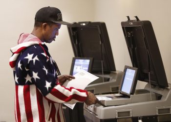 Cierra la mayoría de centros electorales de la costa este de EU