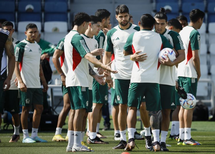 DOHA, 25/11/2022.- El delantero de la selección mexicana Alexis Vega (3d, de espaldas) abraza al centrocampista Érick Gutiérrez (2d) durante el entrenamiento del equipo celebrado en las el estadio Al Khor en Doha este viernes para preparar su partido contra Argentina correspondiente a la segunda jornada de la fase de grupos del Mundial de Qatar este sábado. EFE/ José Méndez