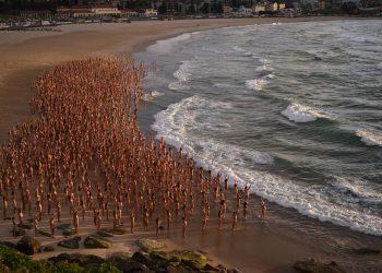 Personas se desnudan en playa australiana contra cáncer de piel
