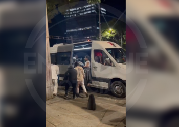 Llegan los primeros ciudadanos al Ángel de la Independencia para marcha de AMLO