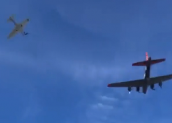VIDEO: Chocan dos aviones en un espectáculo en EU