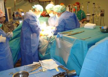 Tumor de 70 kilos es extirpado a una joven en Italia