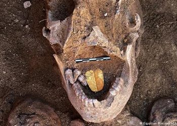 Misión arqueológica halla tumbas y momias con lenguas doradas en Egipto