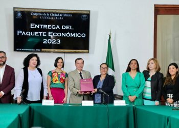 La titular de la secretaría de finanzas del gobierno capitalino entrega paquete económico 2023