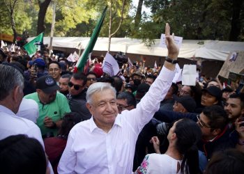 López Obrador rinde su cuarto informe de gobierno tras encabezar marcha