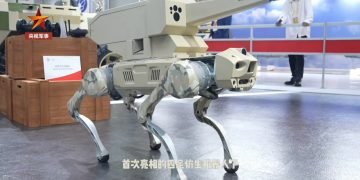 China presenta perro robot listo para la guerra