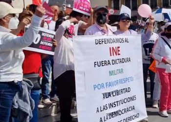 Al grito de Viva México, y El INE no se toca, marchan en Pachuca