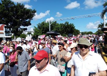 Más de 3 mil defienden al INE en Cancún y Playa del Carmen