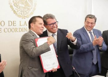 El Senado reconoce al campeón de boxeo, Julio César Chávez. ¿ Quién es su gallo para el 24?