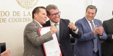 El Senado reconoce al campeón de boxeo, Julio César Chávez. ¿ Quién es su gallo para el 24?