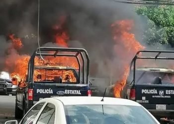 Choferes de Tejupilco quemaron y vandalizaron patrullas del municipio