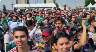 Aficionados abarrotan el Monumento a la Revolución para disfrutar del partido de México